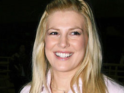 Εξετάζει επαγγελματικές προτάσεις