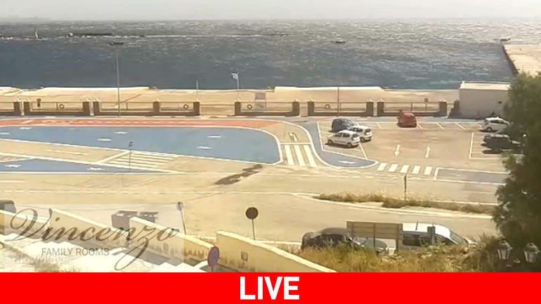 Live εικόνα από το λιμάνι της Τήνου