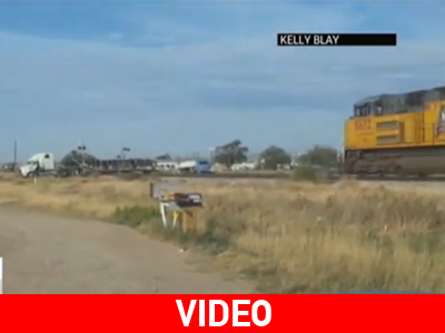 Τέξας: Αμαξοστοιχία προσκρούει σε νταλίκα Τέξας: Αμαξοστοιχία προσκρούει σε νταλίκα