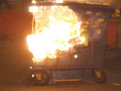 Πάτρα: Στις φλόγες κάδος απορριμμάτων τα ξημερώματα