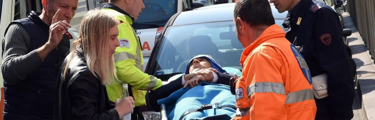 Τραυματίας μεταφέρεται με φορείο