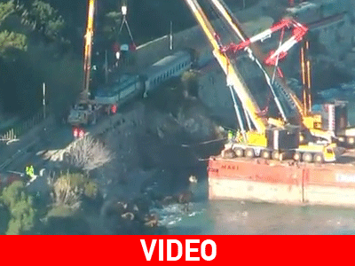 Ιταλία: Απομακρύνθηκαν τα βαγόνια τρένου που… κρέμονταν από γκρεμό