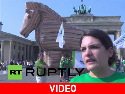 Διαδηλωτές κατέβασαν… Δούρειο Ίππο στην Πύλη του Βρανδεμβούργου Διαδηλωτές κατέβασαν… Δούρειο Ίππο στην Πύλη του Βρανδεμβούργου