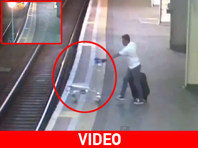 Πέταξε το καροτσάκι στις γραμμές του τρένου