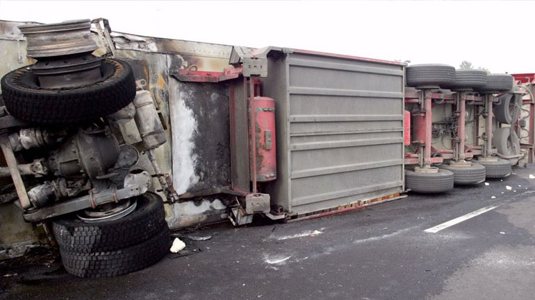 Ανατροπή νταλίκας στην περιφερειακή Θεσσαλονίκης