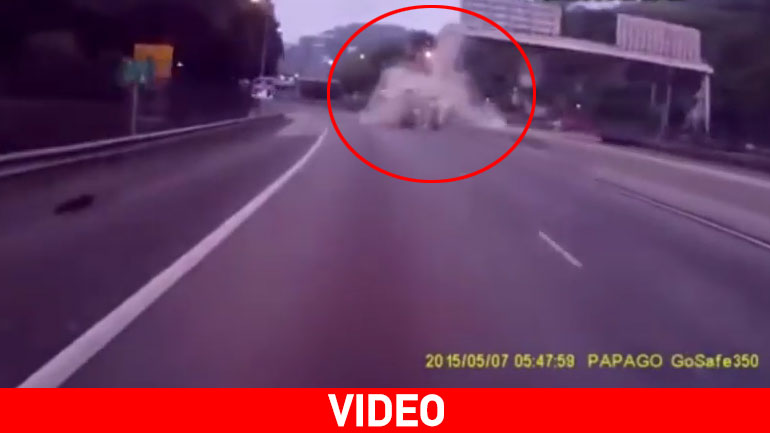 Φορτηγό γίνεται… κομμάτια στην Εθνική Οδό