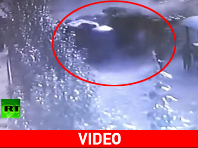 Σοκ: Νταλίκα πέφτει σε στάση λεωφορείου στην Κίνα