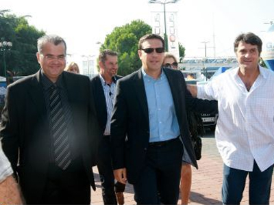 Ξενάγηση Τσίπρα στα περίπτερα της ΔΕΘ