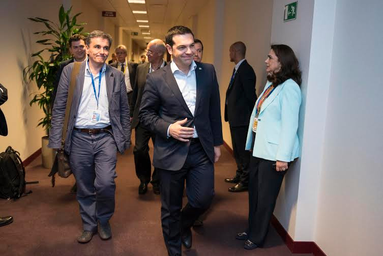 Άφιξη Τσίπρα στην αίθουσα