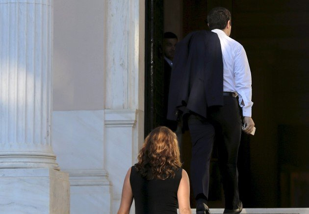 Η είσοδος του πρωθυπουργού, συνοδεία της συζύγου του