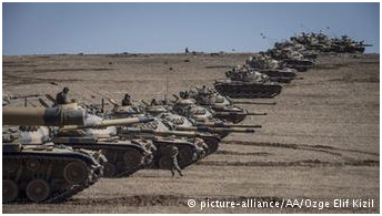 Τουρκικά τανκς παραμένουν σε θέσεις μάχης στη μεθόριο