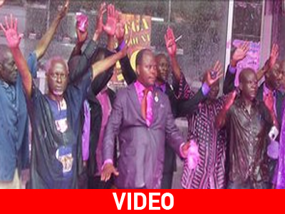 Έβαψαν…ροζ τους ηγέτες της Αντιπολίτευσης στην Ουγκάντα!