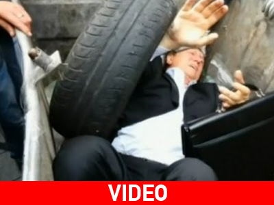 Πέταξαν Ουκρανό βουλευτή στα σκουπίδια!