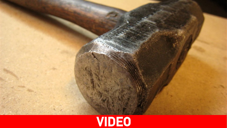 Πλήρωσε το κούρεμα με… βαριοπούλα!