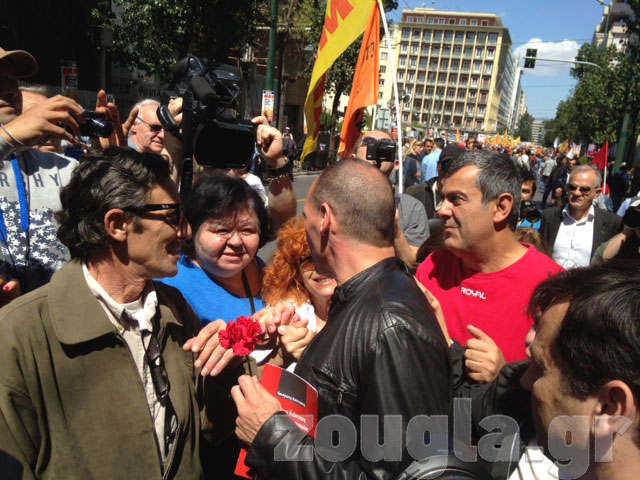 Ο Γιάνης Βαρουφάκης και το κόκκινο γαρύφαλλο