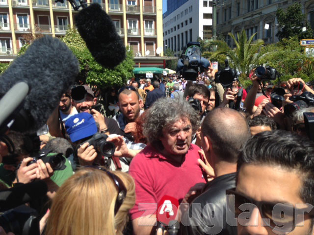 Πολίτες συνομιλούν με τον υπουργό Οικονομικών