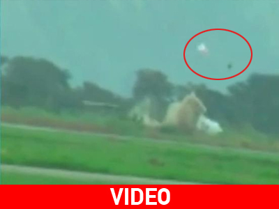 Παραλίγο τραγωδία σε αεροπορική επίδειξη στη Βενεζουέλα Παραλίγο τραγωδία σε αεροπορική επίδειξη στη Βενεζουέλα