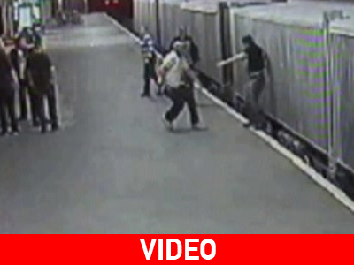 Σοκ: Τον έσπρωξε στις γραμμές του τραίνου!