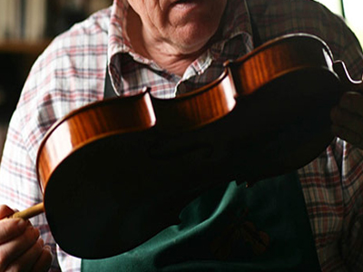 Ιαπωνία: Βιολί φτιαγμένο από συντρίμμια για τα θύματα του τσουνάμι Ιαπωνία: Βιολί φτιαγμένο από συντρίμμια για τα θύματα του τσουνάμι