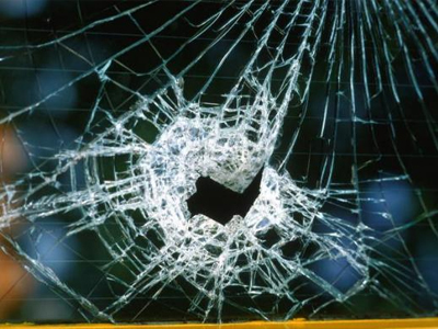 «Κατέβασαν» βιτρίνα καταστήματος