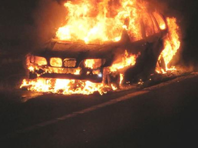 Τυλίχτηκαν στις φλόγες Ι.Χ. και μοτοσικλέτα στα Εξάρχεια