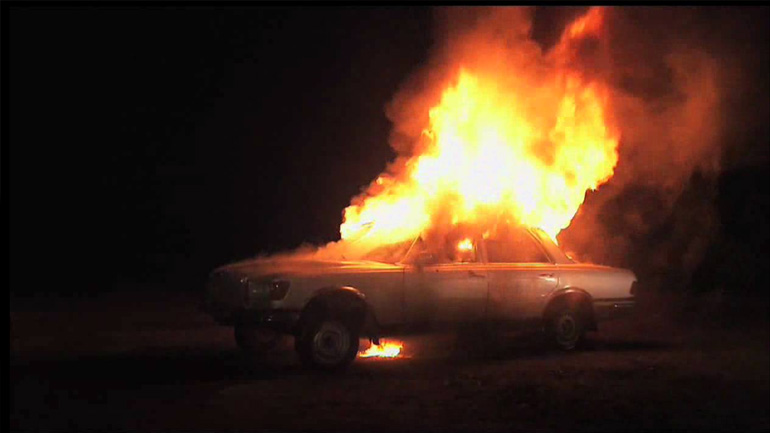 Ι.Χ. έπεσε πάνω σε τοίχο και τυλίχτηκε στις φλόγες!