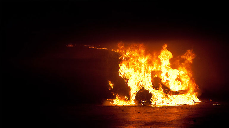 «Λαμπάδιασαν» Ι.Χ. στο Κουκάκι