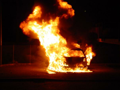 «Λαμπάδιασαν» Ι.Χ. στη Βούλα