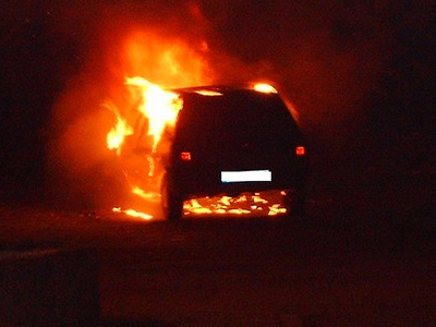 «Λαμπάδιασε» αυτοκίνητο στη Γλυφάδα