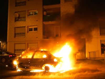 «Λαμπάδιασε» αυτοκίνητο στη Γλυφάδα