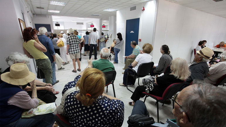 ΙΚΑ: Μεγάλες ουρές σε υποκαταστήματα για θεώρηση βιβλιαρίων