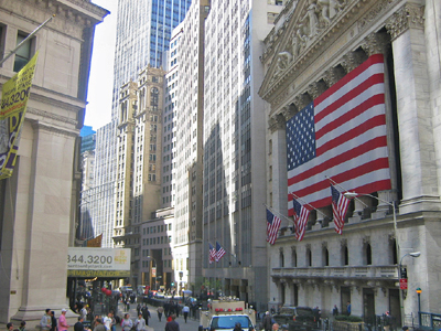 Κλείσιμο με μικρές απώλειες στη Wall Street