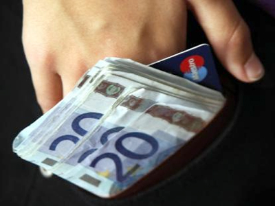 Νεαρός βρήκε πορτοφόλι με 1.000 ευρώ και το παρέδωσε!