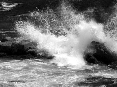 Καΐκι έπεσε σε βράχια στην Κύμη