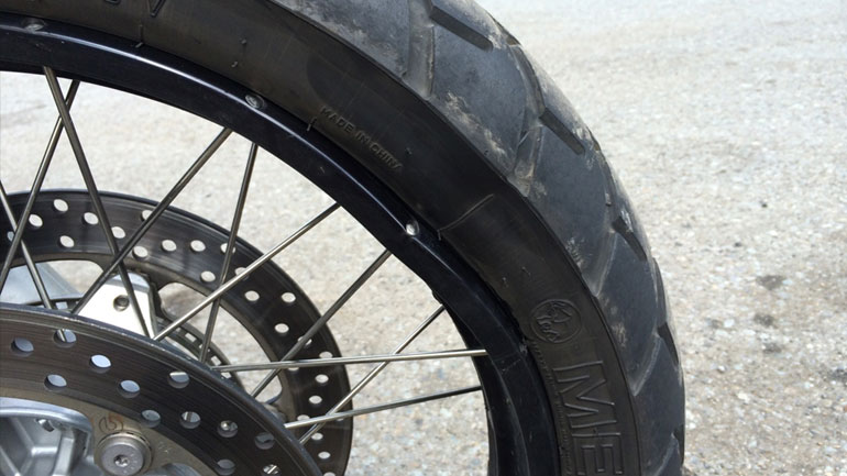 Πρώτα έκλεψε το μηχανάκι και μετά τα… κοσμήματα