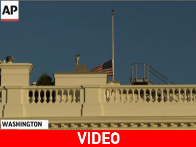 Μεσίστιες οι σημαίες στις ΗΠΑ