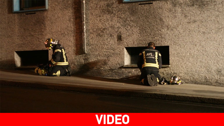 Στις φλόγες αποθήκη στον Πειραιά