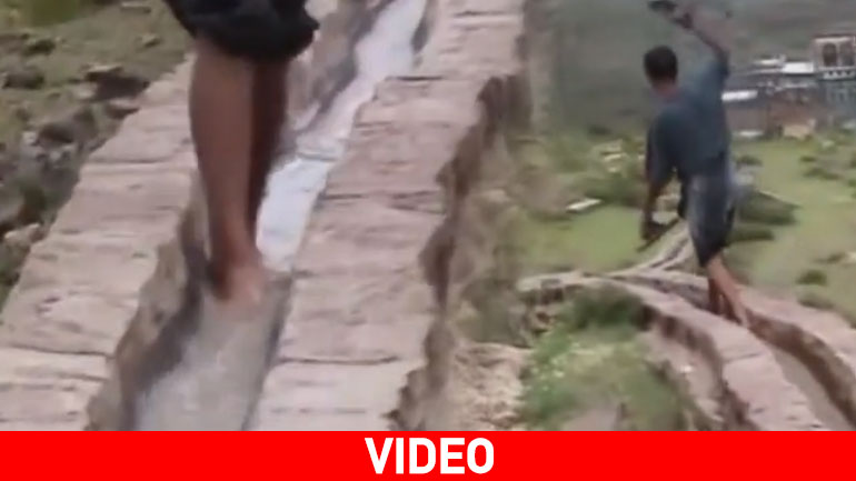 Υεμένη: Ξεχνούν τον πόλεμο και τη φτώχεια, κάνοντας… surfing!