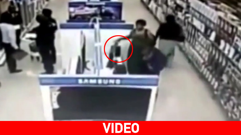 «Ελαφροχέρα» βάζει τηλεόραση LED κάτω από τη φούστα της!