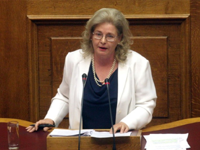 Βουλευτές της Χρυσής Αυγής παραδίδουν τα όπλα τους