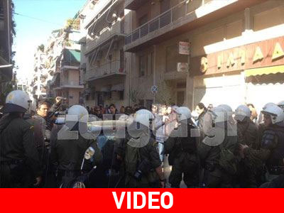 Επίθεση των ΜΑΤ στον εικονολήπτη του zougla.gr