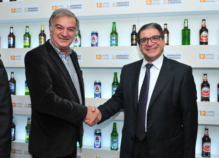 Ο Διευθύνων Σύμβουλος της Αθηναϊκής Ζυθοποιίας κ. Ζωούλλης Μηνά με τον παραγωγό κριθαριού κ. Μιχάλη Κεράστα