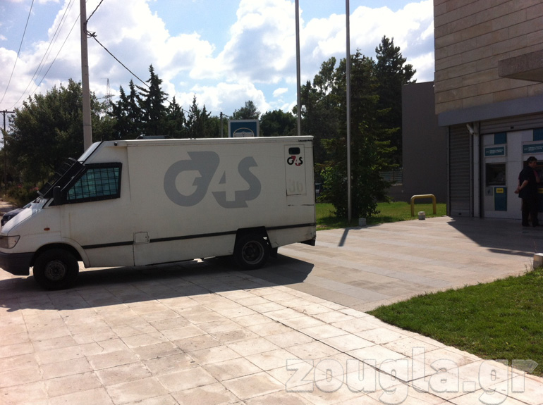 Όχημα χρηματαποστολής έξω από υποκατάστημα της Εθνικής Τράπεζας