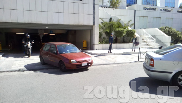 Ο 32χρονος επιβαίνει μέσα στο κόκκινο αυτοκίνητο