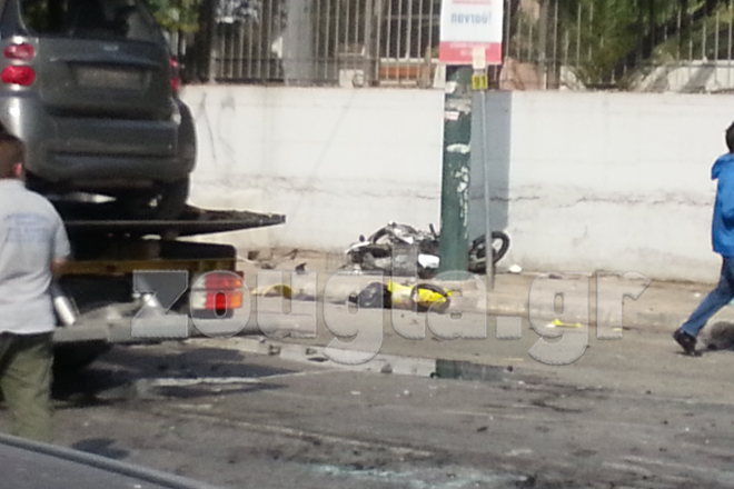 Διαλυμένο μηχανάκι πάνω στο πεζοδρόμιο