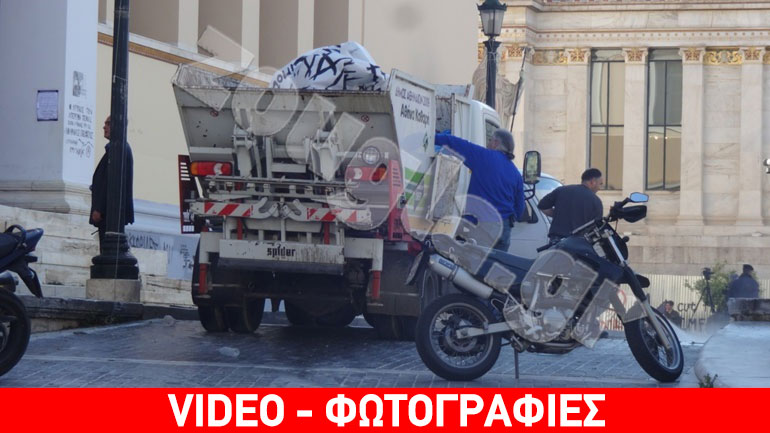 Συνεργεία του δήμου καθαρίζουν τα Προπύλαια