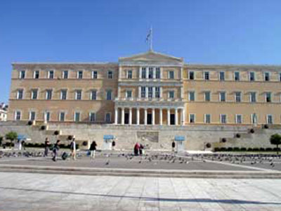 Τίναξε την μπάνκα της Βουλής στον αέρα