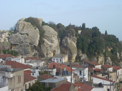 Απειλούν σπίτια οι κατολισθήσεις