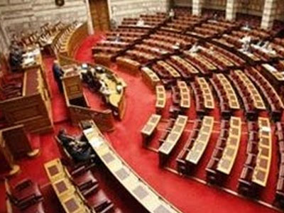 Και εν ενεργεία βουλευτής θέλει αναδρομικά;