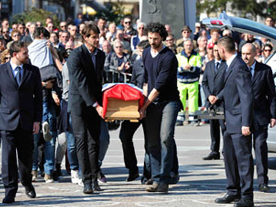 Ιταλία: Σε κλίμα οδύνης η κηδεία του Βίκτορ Μποβολέντα Ιταλία: Σε κλίμα οδύνης η κηδεία του Βίκτορ Μποβολέντα